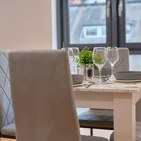Stylish 2bed 2bath Apt, Leeds, Sleeps 4 Apartment