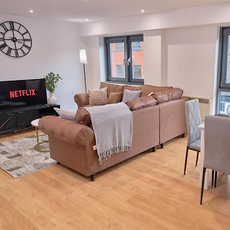 Stylish 2bed 2bath Apt, Leeds, Sleeps 4 *
