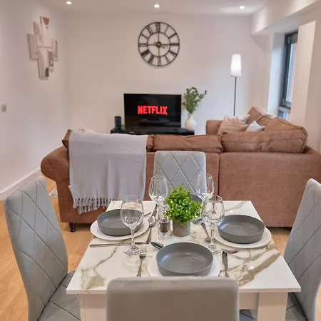 Stylish 2bed 2bath Apt, Leeds, Sleeps 4 Leeds (West Yorkshire)