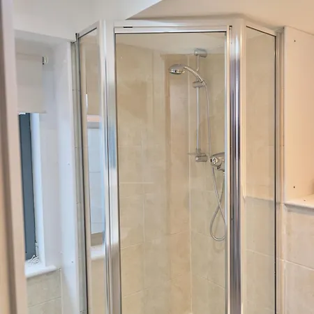 Apartment Stylish 2bed 2bath Apt, Leeds, Sleeps 4