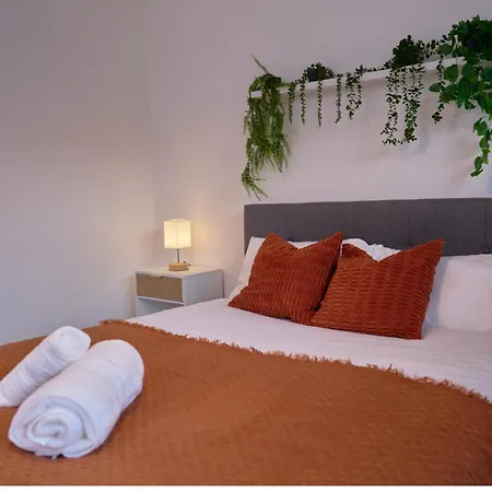 Stylish 2bed 2bath Apt, Leeds, Sleeps 4 Apartment