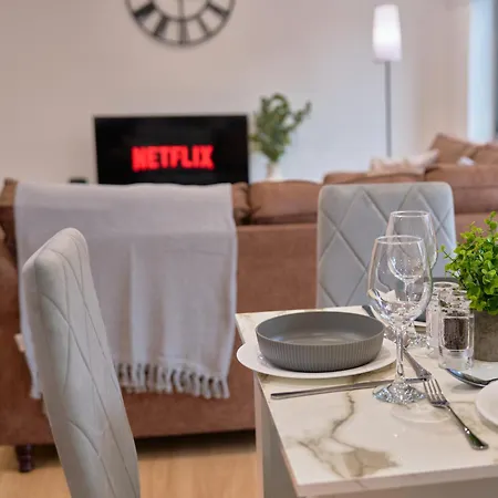 Stylish 2bed 2bath Apt, Leeds, Sleeps 4 * Leeds (West Yorkshire)