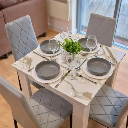 Stylish 2bed 2bath Apt, Leeds, Sleeps 4