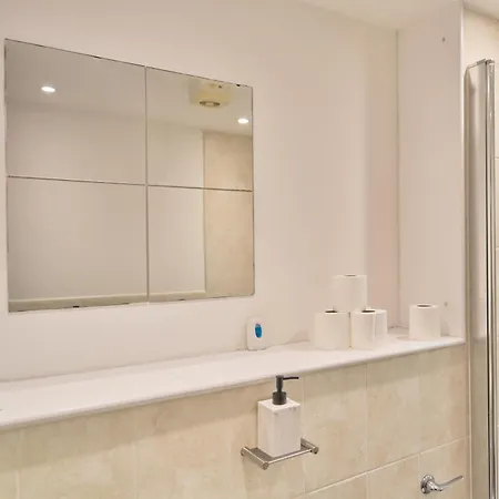 Apartment Stylish 2bed 2bath Apt, Leeds, Sleeps 4